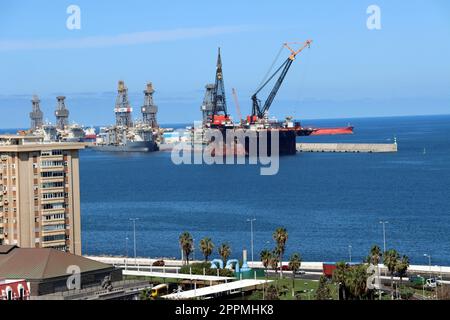 Blick von der Aussichtsplattform der Santa Ana Kathedrale zum Hafen Stockfoto