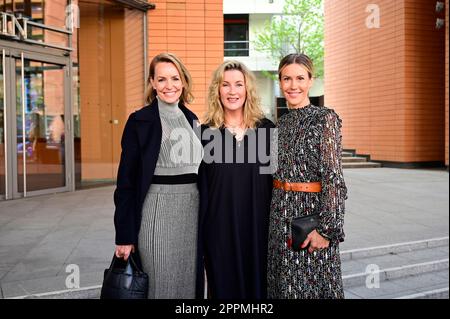 Simone Hanselmann, Alexa Maria Surholt und Wolke Hegenbarth bei der Premiere des Theaterstücks "Stolz und Vorurteil *oder so" in der Komödie am Kurfür Stockfoto