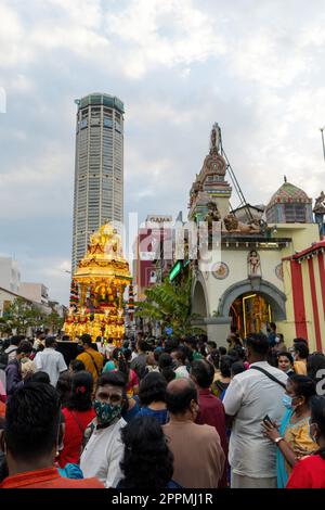 Hindu-Anhänger versammeln sich während Thaipusam mit goldenen Streitwagen Stockfoto