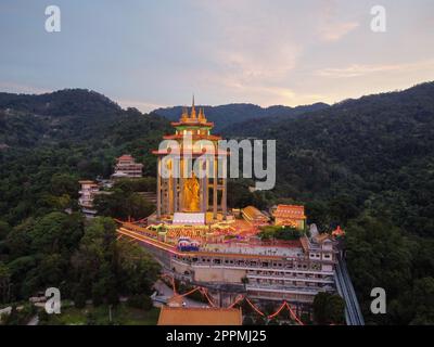 KEK Lok Si Göttin der Barmherzigkeit Pavillon zur Blue Hour Stockfoto