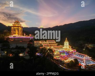 Dramatischer Sonnenuntergang über dem Kek Lok Si Tempel mit beleuchtetem LED-Licht Stockfoto