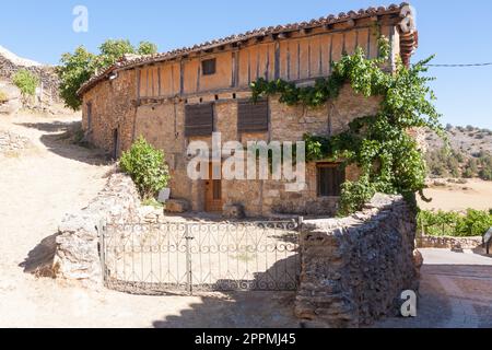 Blick auf die Altstadt von Calatanazor, spanisches Wahrzeichen Stockfoto