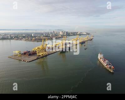 Containerschiff und Terminal Port Butterworth aus der Vogelperspektive Stockfoto