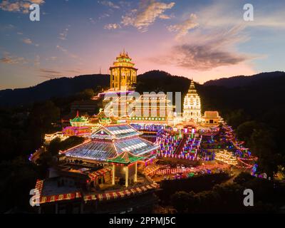 KEK Lok Si Tempel mit schöner LED-Lichtdekoration während der Sonnenuntergangsstunde Stockfoto