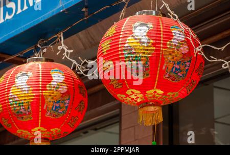 Chinesische Laternen vor einem lokalen Restaurant. Sie werden Kongming genannt. Stockfoto