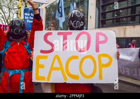 London, England, Großbritannien. 24. April 2023. Stoppt am vierten und letzten Protesttag in Westminster die Aktivisten der EACOP (Ostafrikanisches Rohöl-Pipeline-Projekt), die mit den Rebellion-Demonstranten in der Ausrottung marschieren und ein Ende der fossilen Brennstoffe fordern. (Kreditbild: © Vuk Valcic/ZUMA Press Wire) NUR REDAKTIONELLE VERWENDUNG! Nicht für den kommerziellen GEBRAUCH! Kredit: ZUMA Press, Inc./Alamy Live News Stockfoto