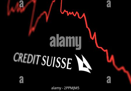 Weißes Logo der Credit Suisse auf einem Diagramm zur Entwicklung der Börsenleistung Stockfoto