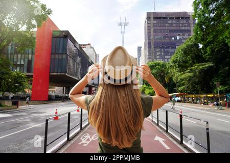 Tourismus in Sao Paulo. Rückblick auf das wunderschöne Traveler Girl mit Hut auf der Paulista Avenue, Sao Paulo, Brasilien. Stockfoto