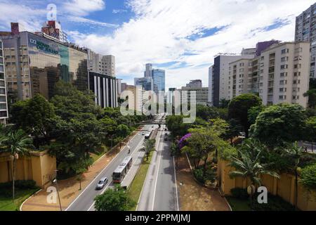 SAO PAULO, BRASILIEN - 5. MÄRZ 2023: 9 de Julho ViewPoint mit Nove de Julho Hospital und Sirio-Libanes Hospital im Hintergrund in Sao Paulo, Brasilien Stockfoto