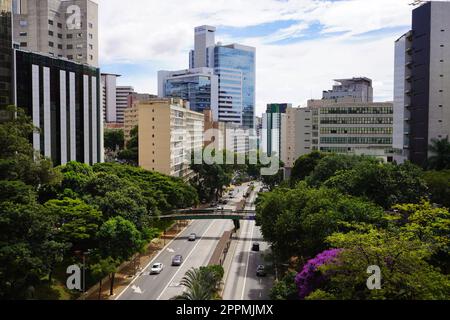 SAO PAULO, BRASILIEN - 5. MÄRZ 2023: 9 de Julho ViewPoint mit Sirio-Libanes Hospital im Hintergrund in Sao Paulo, Brasilien Stockfoto