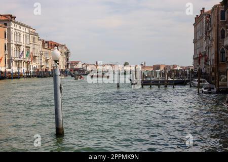 blick auf den Canale Grande von der Terrasse der Peggy Guggenheim Collection in Venedig Stockfoto