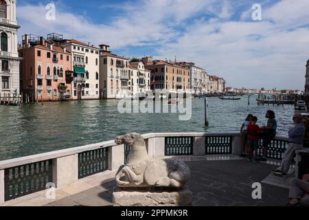 Blick auf den Canale Grande von der Terrasse der Peggy Guggenheim Collection in Venedig Stockfoto