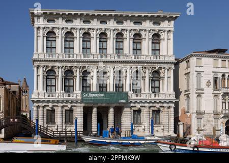 Die weiße Marmorfassade von Ca' Rezzonico am Canale Grande in Venedig. Italien Stockfoto