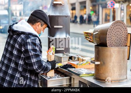 Straßenverkäufer von heißen Kastanien auf Holzkohle in Porto, Portugal Stockfoto