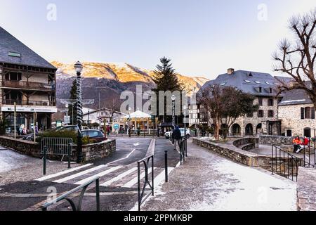 Hauptstraße des berühmten Skigebiets Saint-Lary-Soulan, Frankreich Stockfoto