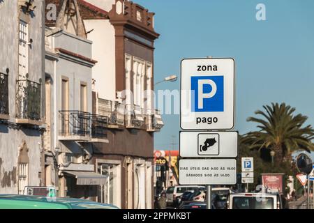 schild mit Hinweis auf eine kostenpflichtige Parkzone in tavira, portugal Stockfoto