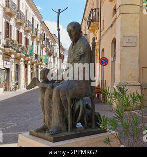 Sulmona, L'Aquila, Italien - 25. August 2022: Die Statue ov Celestino V. Stockfoto