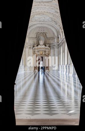 Reggia di Venaria reale, Italien - Korridorblick, luxuriöser Marmor, Galerie und Fenster - Königlicher Palast Stockfoto