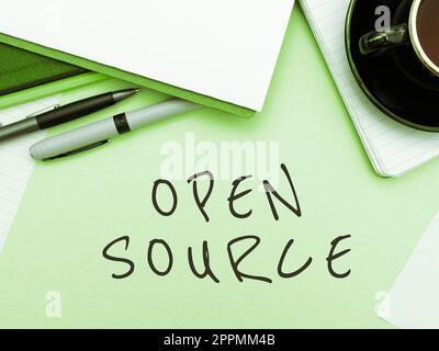 Schild mit Open Source. Wort für die Bezeichnung von Software, deren ursprünglicher Quellcode frei verfügbar ist Stockfoto