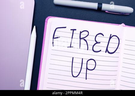 Inspiration mit Schild „Fired Up“. Ein Wort, das darauf geschrieben wurde, bedeutet, dass jemand motiviert und begeistert über das Ereignis ist Stockfoto