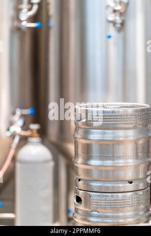 Aluminiumbierfass in einer Brauerei Stockfoto