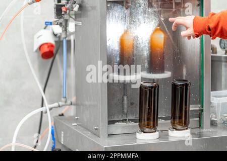 Maschine zum automatischen Befüllen von Bierflaschen in einer Brauerei Stockfoto