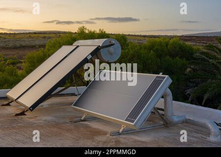 Solarbetriebene Warmwasserheizanlage auf einem Dach eines Wohngebäudes Stockfoto