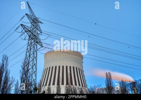 Ein Strompylon und der Rauchstapel eines Kraftwerks aus Berlin Stockfoto