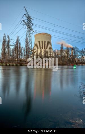 Ein Kraftwerk in Berlin in der Dämmerung mit der Spree Stockfoto