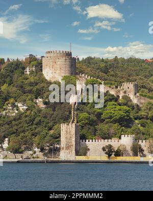 Rumelihisari oder Schloss Bogazkesen, auf den Hügeln der europäischen Seite der Bosporusstraße, Istanbul, Türkei Stockfoto
