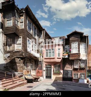 Alte traditionelle Holz- und Steinhäuser und Steintreppen im alten Balat-Viertel an einem Sommertag in Istanbul, Türkei Stockfoto