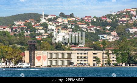 Grüne Berge auf der asiatischen Seite der Bosporus-Straße mit traditionellen Gebäuden und dichten Bäumen an einem Sommertag Stockfoto