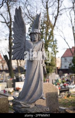 Grauer geflügelter Engel auf dem Hook Dolorosa Friedhof in Bytom, Polen. Stockfoto