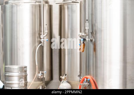 Edelstahltanks zum Brauen von Bier in einer Brauerei Stockfoto