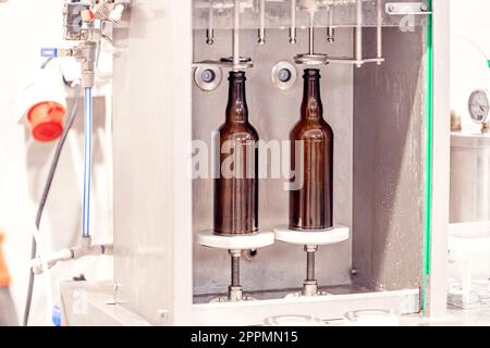 Maschine zum automatischen Befüllen von Bierflaschen in einer Brauerei Stockfoto