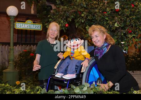 Iris Schleuss, Charlie Kaiser, Elin, Präsentation der neuen Puppe Elin in der Sesamstraße - das Mädchen ist sieben Jahre alt und fährt im Rollstuhl. Zum ersten Mal stärkt eine Figur mit Behinderung das deutsche Puppenensemble NDR Stu Stockfoto