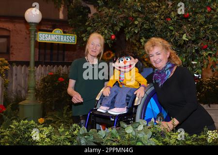 Iris Schleuss, Charlie Kaiser, Elin, Präsentation der neuen Puppe Elin in der Sesamstraße - das Mädchen ist sieben Jahre alt und fährt im Rollstuhl. Zum ersten Mal stärkt eine Figur mit Behinderung das deutsche Puppenensemble NDR Stu Stockfoto