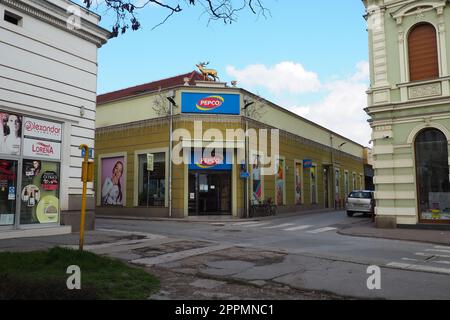 Sremska Mitrovica, Serbien, 16. März 2023 Ein Schild mit einem Namen und Logo von Netzwerk-Geschäften Pepco über einem Eingang zu einem Geschäft. Pepko-Banner. Damenshop zu günstigen Preisen. Pepco-Kette in Serbien Stockfoto
