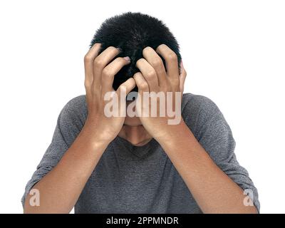 Nahaufnahme eines jungen Mannes mit Kopfschmerz vor weißem Hintergrund Stockfoto