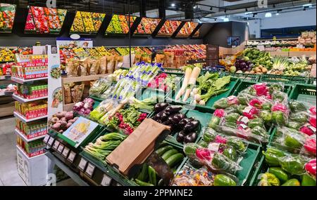 Kiel, Deutschland - 21. März 2023: Die Obst- und Gemüseabteilung in einem Supermarkt in Deutschland Stockfoto