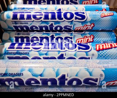 Kiel, Deutschland - 21. März 2023: Mentos-Pfefferminzbonbons auf einem Regal im Supermarkt. Stockfoto