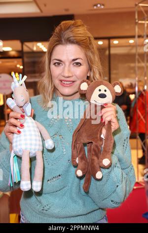 Nina Bott, Charity-Flohmarkt zu Gängen der Tribut an die Bambi Stiftung im Alstertal Einkaufzentrum, Hamburg, 21.03.2023 Stockfoto