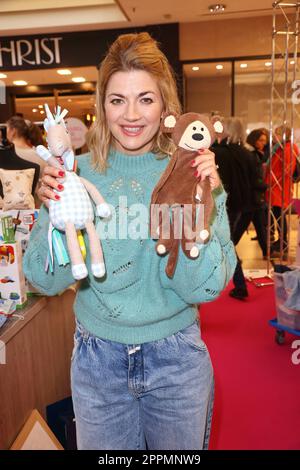 Nina Bott, Charity-Flohmarkt zu Gängen der Tribut an die Bambi Stiftung im Alstertal Einkaufzentrum, Hamburg, 21.03.2023 Stockfoto