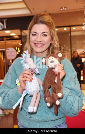 Nina Bott, Charity-Flohmarkt zu Gängen der Tribut an die Bambi Stiftung im Alstertal Einkaufzentrum, Hamburg, 21.03.2023 Stockfoto