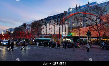 Die Elysischen Felder, die Champs-Elesees in Paris. Paris - die Hauptstadt Frankreichs. Wichtigstes politisches, wirtschaftliches und kulturelles Zentrum Frankreichs. Stockfoto