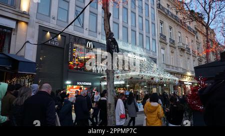 Die Elysischen Felder, die Champs-Elesees in Paris. Paris - die Hauptstadt Frankreichs. Wichtigstes politisches, wirtschaftliches und kulturelles Zentrum Frankreichs. Stockfoto