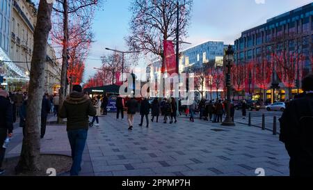 Die Elysischen Felder, die Champs-Elesees in Paris. Paris - die Hauptstadt Frankreichs. Wichtigstes politisches, wirtschaftliches und kulturelles Zentrum Frankreichs. Stockfoto