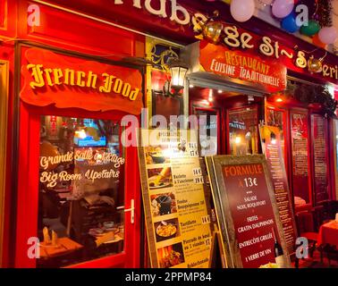 Das traditionelle französische Restaurant Le Soufflot befindet sich im Quartier Latin bei regnerischer Nacht, Paris, Frankreich. Stockfoto