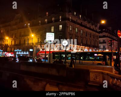 Das traditionelle französische Restaurant Le Soufflot befindet sich im Quartier Latin bei regnerischer Nacht, Paris, Frankreich. Stockfoto