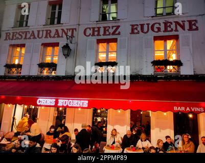 Die Place du Tertre mit Tabellen von Cafes und Sacre-Coeur am Morgen, Viertel Montmartre in Paris, Frankreich Stockfoto